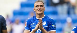Grischa Prömel klatscht den Fans Beifall, bekommt aber auch selbst viel Zuspruch bei der TSG Hoffenheim.