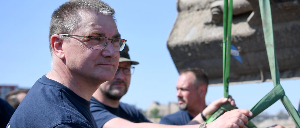 Eine entschärfte Weltkriegsbombe wird von Sprengmeister Dietmar Püpke (l) und seinem Team verladen. Dazu war auch eine großangelegte Evakuierung für die Bombenentschärfung nötig.