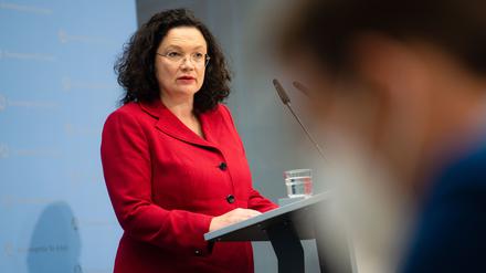 Andrea Nahles, Vorstandsvorsitzende der Bundesagentur für Arbeit, informiert bei einer Pressekonferenz über den Arbeitsmarkt. 