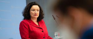 Andrea Nahles, Vorstandsvorsitzende der Bundesagentur für Arbeit, informiert bei einer Pressekonferenz über den Arbeitsmarkt. 