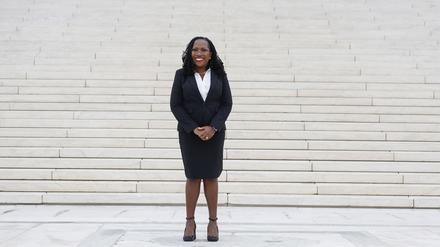 Ketanji Brown Jackson steht für ein Foto vor dem Supreme Court in Washington.
