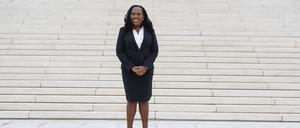 Ketanji Brown Jackson steht für ein Foto vor dem Supreme Court in Washington.