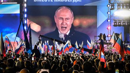 Präsident Wladimir Putin auf einer Leinwand auf dem Roten Platz in Moskau. 