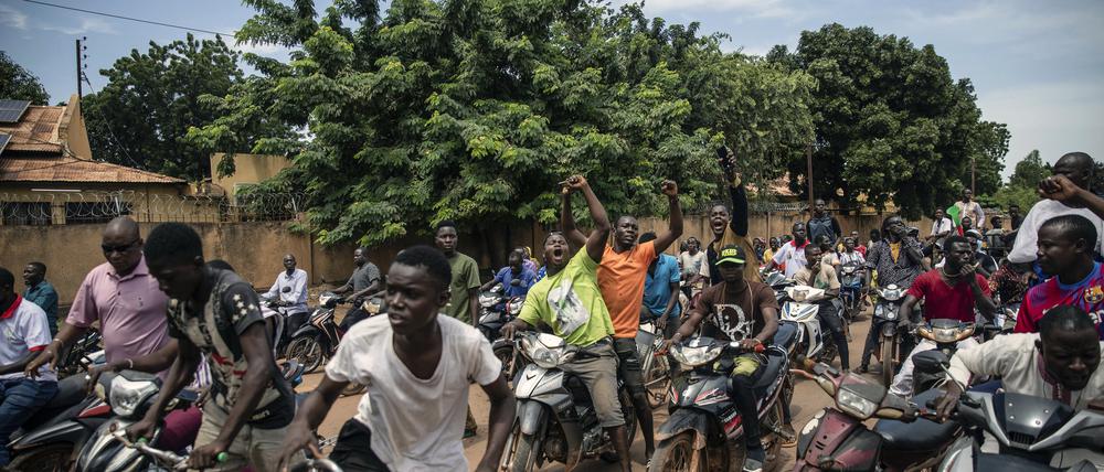 Junge Männer auf den Straßen Burkina Fasos