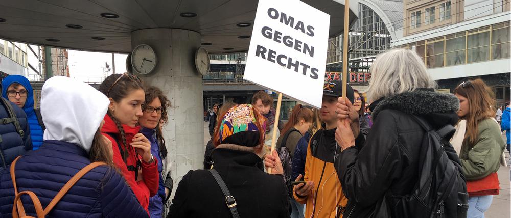 „Omas“ im Gespräch mit Jugendlichen.