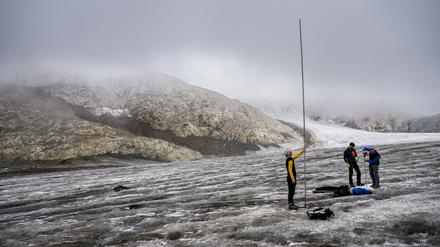 Matthias Huss, Glaziologe an der Eidgenössischen Technischen Hochschule Zürich (ETH Zürich), führt Messungen der Eisdicke durch.