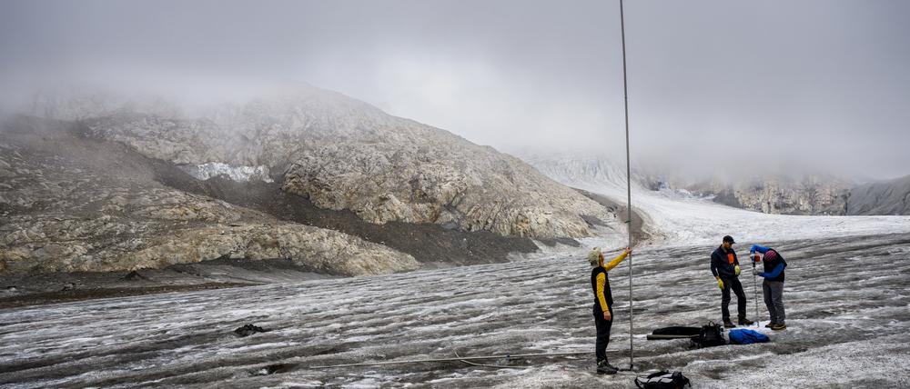 Matthias Huss, Glaziologe an der Eidgenössischen Technischen Hochschule Zürich (ETH Zürich), führt Messungen der Eisdicke durch.