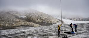 Matthias Huss, Glaziologe an der Eidgenössischen Technischen Hochschule Zürich (ETH Zürich), führt Messungen der Eisdicke durch.