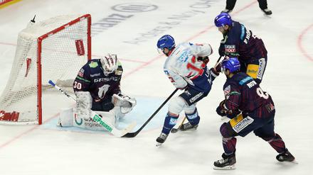 Der Berliner Juho Markkanen war gegen Mannheim häufig in Bedrägnis.