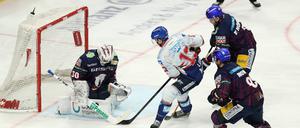 Der Berliner Juho Markkanen war gegen Mannheim häufig in Bedrägnis.
