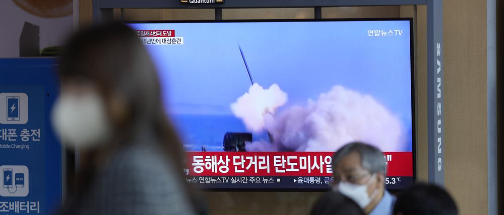 Ein Fernsehbildschirm zeigt im Bahnhof von Seoul ein Nachrichtenprogramm mit einem Bericht über den nordkoreanischen Raketenstart. 
