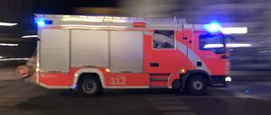 Löschwagen der Berliner Feuerwehr bei Nacht auf Einsatzfahrt. (Symbolbild)