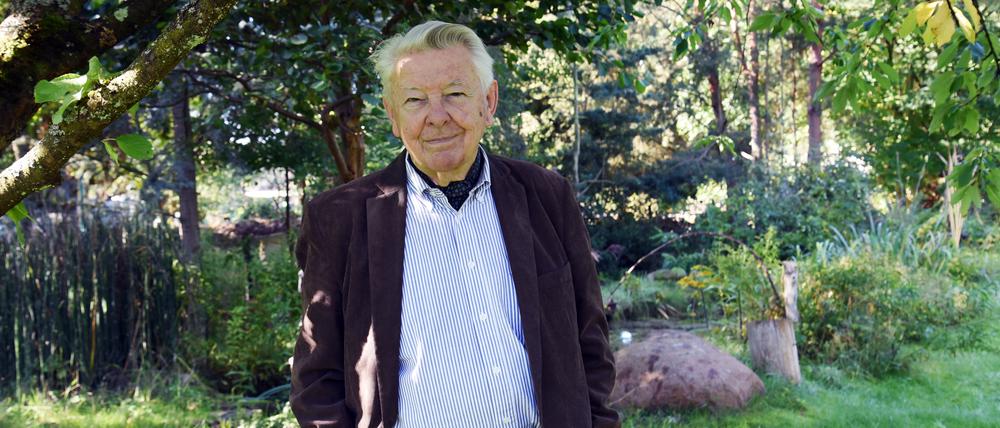 Der DDR-Zeitzeuge Wilfried Seiring in seinem Garten in Schönwalde-Glien.