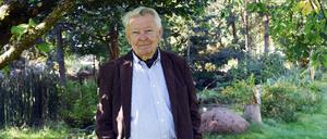 Der DDR-Zeitzeuge Wilfried Seiring in seinem Garten in Schönwalde-Glien.