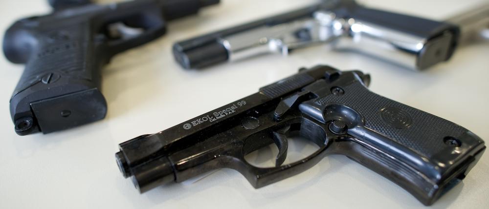 Von der Polizei beschlagnahmte Handfeuerwaffen in Heidelberg am 10.08.2011 (Symbolbild).