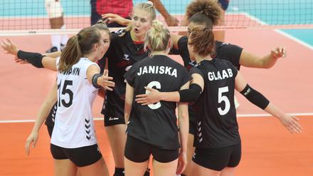 Die deutschen Volleyballerinnen überzeugen mit großem Kampfgeist.