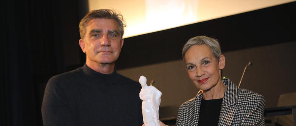 Regisseur Lutz Pehnert und Laudatorin Marion Brasch bei der Verleihung der „Clio“ 2022 im Filmmuseum Potsdam.