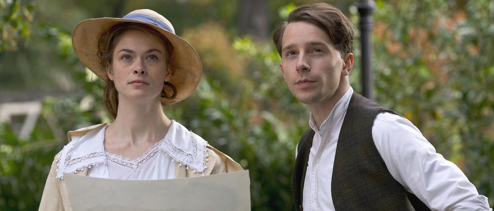 Juniorchef Emil Dreesen (Jonathan Berlin) und Schwester Ulla (Pauline Rénevier) 