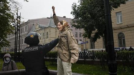 Eine junge Russin auf einer Demonstration in Moskau gegen die Teilmobilisierung. 