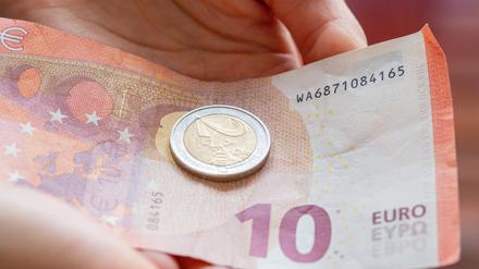 ARCHIV - 10.02.2022, Berlin: Eine Person hält 12 Euro in der Hand. Der gesetzliche Mindestlohn steigt zum 1. Oktober auf 12 Euro je Stunde von zuvor 10,45 Euro. Seit 2015 ist der Mindestlohn damit um mehr als 40 Prozent gestiegen. Foto: Fernando Gutierrez-Juarez/dpa-Zentralbild/dpa +++ dpa-Bildfunk +++