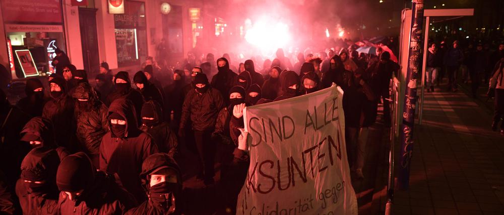 „Wir sind alle linksunten“ steht auf den Transparenten von Demonstranten in Leipzig. Sie protestieren am 25. Januar 2020 gegen das Verbot der linksextremistischen Online-Plattform Indymedia.