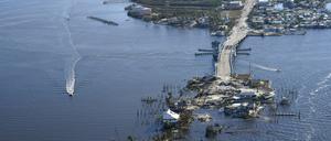 01.10.2022, USA, Pine Island: Die Brücke, die von Fort Myers nach Pine Island, führt, ist nach Hurrikan «Ian» stark beschädigt. Aufgrund der Schäden kann die Insel nur per Boot oder Flugzeug erreicht werden. Foto: Gerald Herbert/AP/dpa +++ dpa-Bildfunk +++