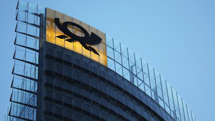 Das Logo der Post leuchtet am Post-Tower, dem Unternehmenssitz der Deutsche Post DHL Group. 