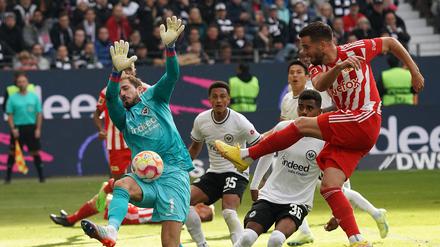 Endstation Trapp. Wenn es Union gegen Frankfurt mal in den Strafraum schaffte wie hier Niko Gießelmann (rechts), war der Eintracht-Torwart zur Stelle.