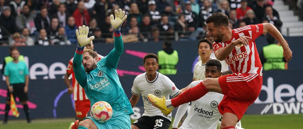 Endstation Trapp. Wenn es Union gegen Frankfurt mal in den Strafraum schaffte wie hier Niko Gießelmann (rechts), war der Eintracht-Torwart zur Stelle.