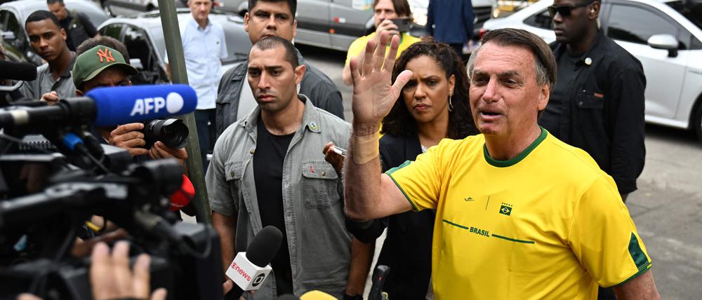 Jair Bolsonaro wählte in Rio de Janeiro im Trikot der brasilianischen Nationalmannschaft.