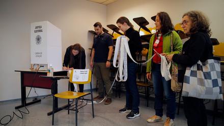 Menschen stehen an einer elektronischen Wahlstation im brasilianischen Sao Paolo.