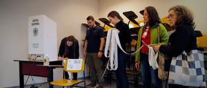 Menschen stehen an einer elektronischen Wahlstation im brasilianischen Sao Paolo.