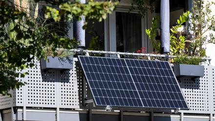 Kleine Solaranlage am Balkon eines Mehrparteienhauses. 