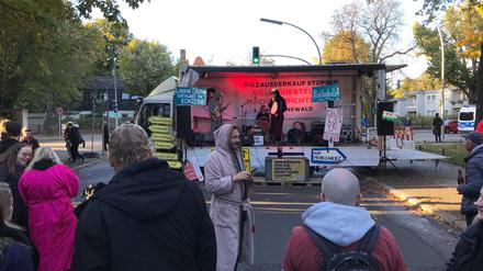 Demonstranten im Bademantel.