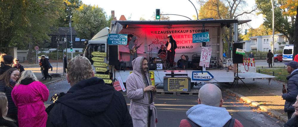 Demonstranten im Bademantel.