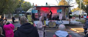 Demonstranten im Bademantel.