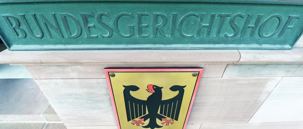 ARCHIV - Am Bundesgerichtshof (BGH) in Karlsruhe (Baden-Württemberg) hängt am 10.04.2014 ein Hinweisschild mit Bundesadler. Foto: Uli Deck/dpa (zu dpa «Vermieterin herausgetragen: BGH verhandelt über fristlose Kündigung» vom 04.06.2014) +++(c) dpa - Bildfunk+++