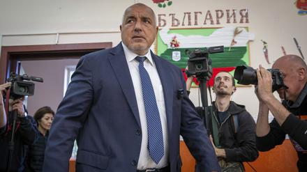 Bojko Borissow, ehemaliger Ministerpräsident von Bulgarien, betritt das Wahllokal, um seine Stimme abzugeben. 