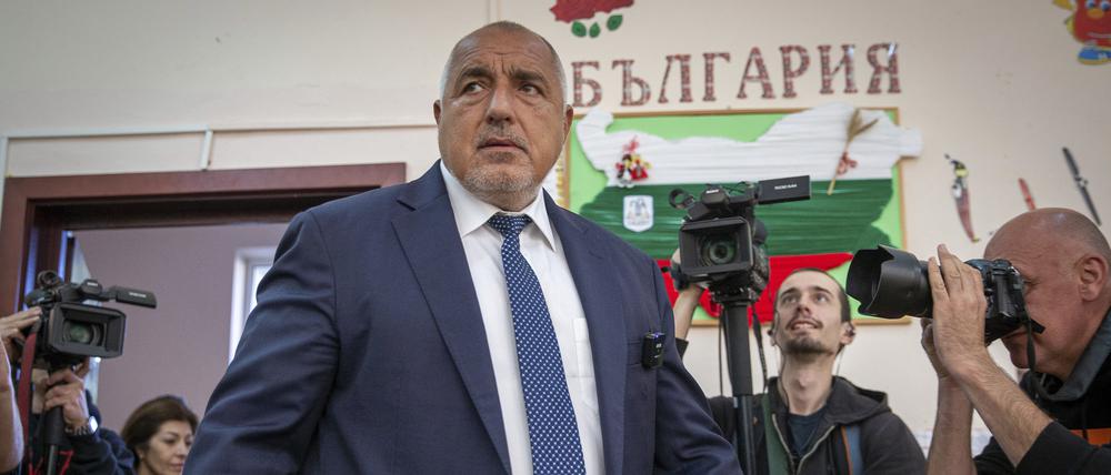 Bojko Borissow, ehemaliger Ministerpräsident von Bulgarien, betritt das Wahllokal, um seine Stimme abzugeben.