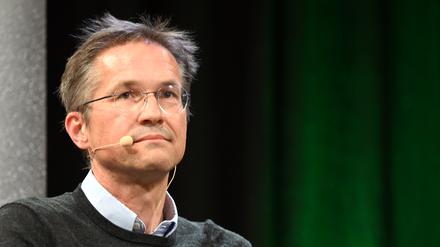 Der Migrationsforscher Gerald Knaus sitzt bei einer Diskussion.