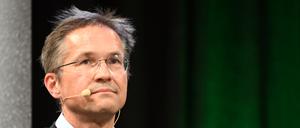 Der Migrationsforscher Gerald Knaus sitzt bei einer Diskussion.