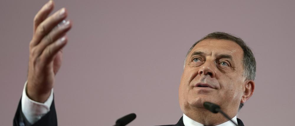 03.10.2022, Bosnien-Herzegowina, Banja Luka: Der bosnische Serbenführer Milorad Dodik spricht während einer Pressekonferenz nach seinem Sieg bei den Parlamentswahlen in der bosnischen Stadt Banja Luka, 240 km nordwestlich von Sarajevo. Foto: Darko Vojinovic/AP/dpa +++ dpa-Bildfunk +++