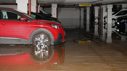 Drei Keller und eine Tiefgarage sind am Sonntagabend nach einem Rohrbruch in Berlin-Lichtenberg mit Wasser vollgelaufen.