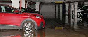 Drei Keller und eine Tiefgarage sind am Sonntagabend nach einem Rohrbruch in Berlin-Lichtenberg mit Wasser vollgelaufen.