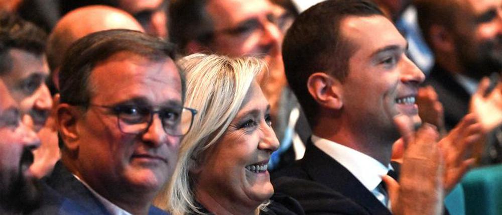 Marine Le Pen (M.) mit den beiden Kandidaten für ihre Nachfolge: Louis Aliot (li.) und Jordan Bardella (re.)