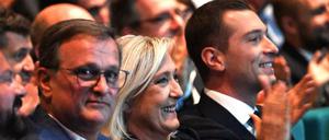 Marine Le Pen (M.) mit den beiden Kandidaten für ihre Nachfolge: Louis Aliot (li.) und Jordan Bardella (re.)