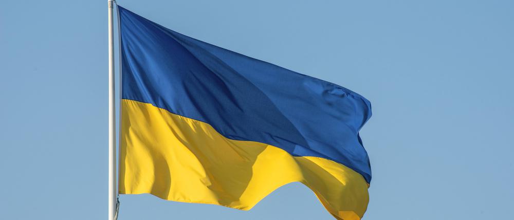 Die ukrainische Flagge weht im Wind.
