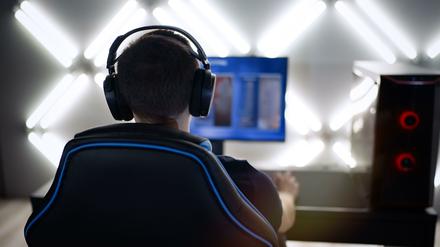 Ein Computerspieler in seinem Studio.
