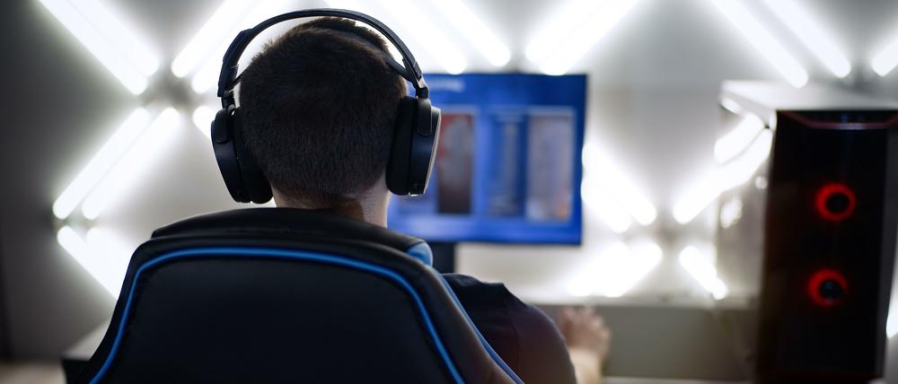 Ein Computerspieler in seinem Studio.