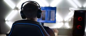 Ein Computerspieler in seinem Studio.